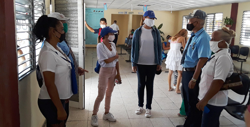 Brigada integrada por 21 estudiantes de la Universidad de Holguín se han vinculado al sector transportista, para velar por el estricto cumpliendo de las medidas sanitarias en lugares públicos.Fotos: Del autor universitarios 1