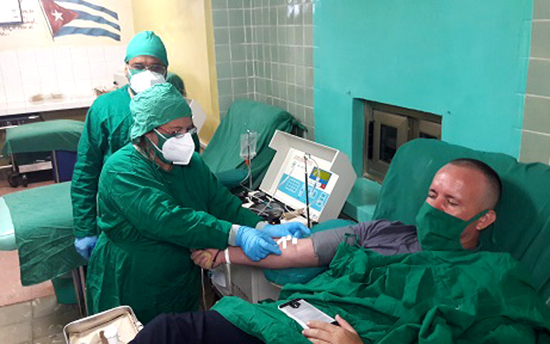 El plasma hiperinmune se extrae a través de la plasmaféresis automatizada, de la donación de personas recuperadas, en este caso, la COVID-19, y que han desarrollado anticuerpos contra el virus SARS-CoV-2.Fotos: Dra Nurys Montero Donantes covid 114