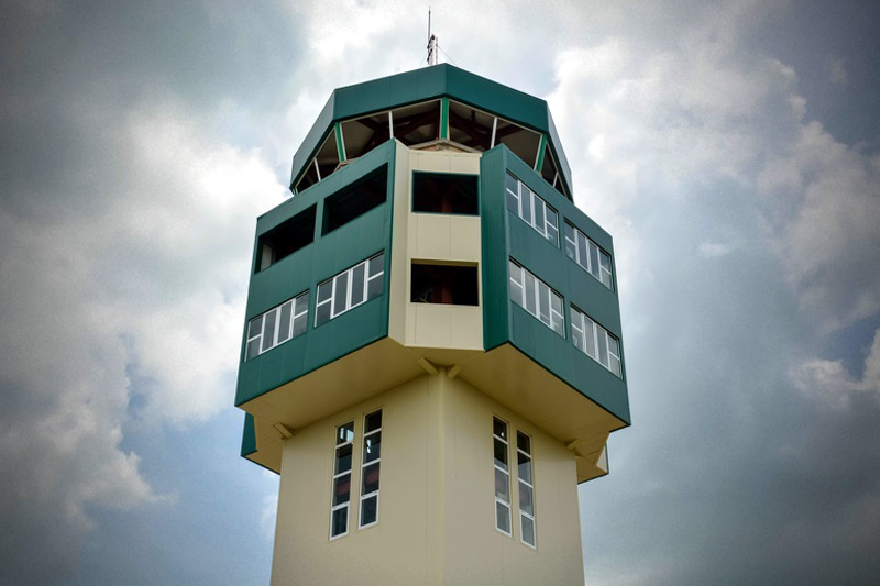 Nueva torre de control del Aeropuerto Internacional Frank País, como parte de un proceso inversionista de cara al reinicio de sus operaciones anunciado en el plan puesto en marcha por el Gobierno cubano para el regreso gradual a la normalidad. Fotos del autor aeropuerto FrankP JPC 1