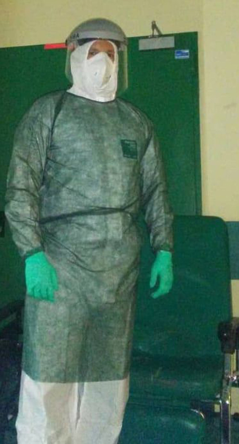 Ese traje debían soportarlo durante todas las horas de trabajo. doctores italia 304