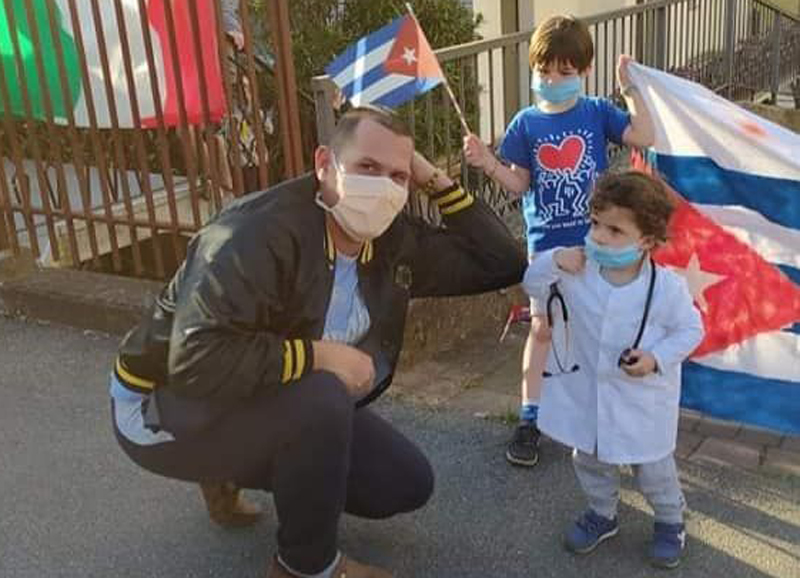 El doctor Jorge Luis Quiñones significó que “para los pacientes el médico era el que evaluaba e indicaba el tratamiento, pero no el que se acercaba, conversaba y ayudaba desde el punto de vista emocional”. Fotos: Cortesía de los entrevistados doctores italia Quinones