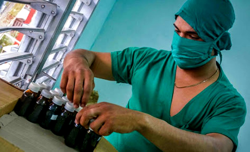 La Empresa Provincial de Farmacias y Ópticas en Holguín prioriza la producción de medicamentos naturales. Foto: ACN farmox hg