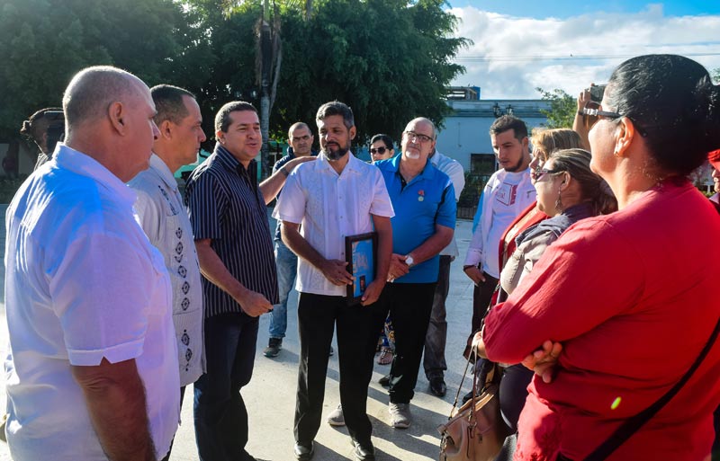 Al acto asistieron Julio César Estupiñán Rodríguez, Gobernador de la provincia así como otras autoridades políticas y gubernamentales. Dia Prensa Acto Heidi C S 4