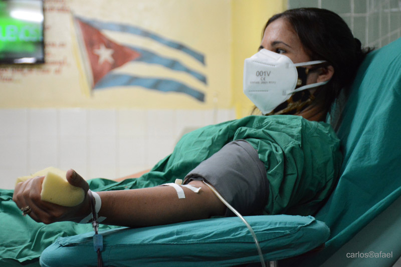 La tunera Iliana Pérez es la primera paciente de los recuperados de la COVID-19 en el hospital Fermín Valdés Domínguez, en incorporarse al Programa de Plasmaféresis en la provincia de Holguín, para que su plasma sea utilizado en tratamiento de otros pacientes. Fotos: Carlos Rafael Donante plasma C Rafael 01