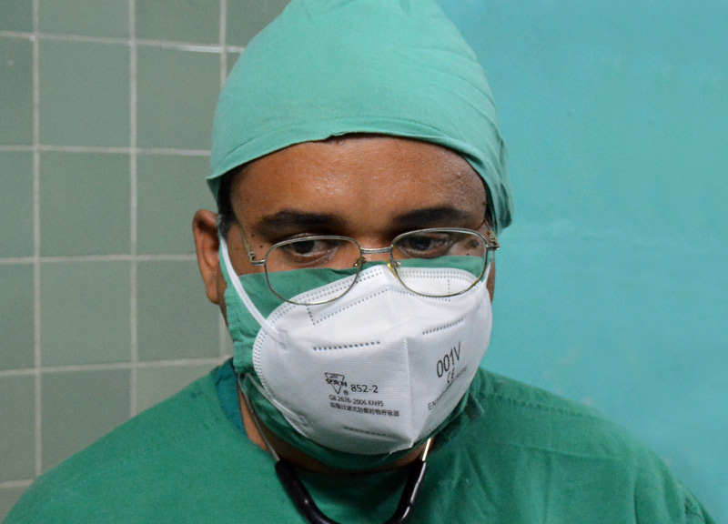 El doctor Ulises Cruz, especialista en Hematología, estuvo al frente del equipo que participó en el proceder médico, en el Banco de Sangre de Holguín. Donante plasma C Rafael 02