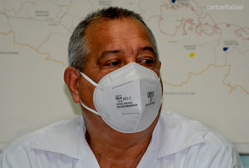 El doctor Pedro Luis Roca, director del Banco Provincial de Sangre de Holguín, reconoció el gesto de Iliana, quien no dudó por un instante trasladarse desde Guayacán, municipio de Jesús Menéndez, hasta esta ciudad para hacer efectiva la extracción. Donante plasma C Rafael 03