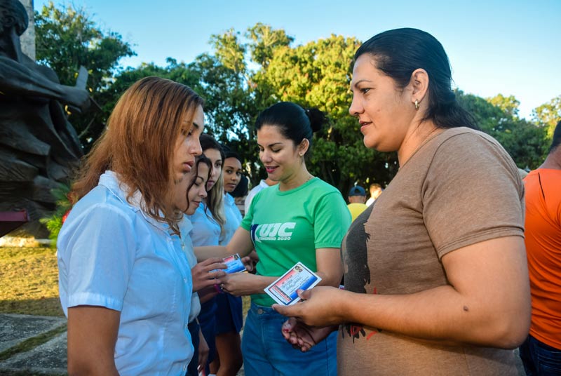 Yanelis Rodríguez Paneque, primera secretaria de la Unión de Jóvenes Comunistas en Holguín, entrega carné de la organización que ella lidera en el territorio. acto protesta baragua 2020 HeidiC 04