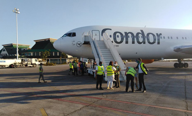 Aeronave Boeing 767 de la aerolínea Condor, procedente de Managua, Nicaragua, con destino a Frankfort, Alemania completa el repostaje de combustible en el aeropuerto internacional Frank País de Holguín. Fotos: Cortesía de Miguel Andrés Peña condorh1