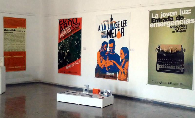 Foto de la autora expo la luz 1