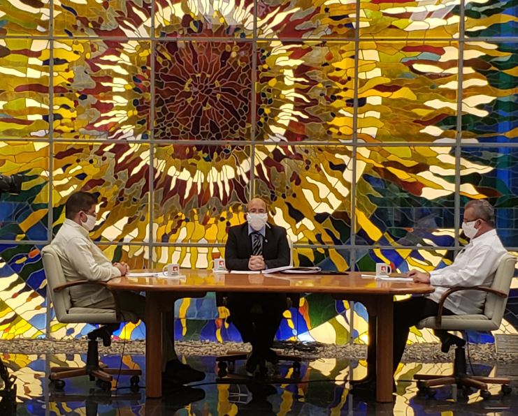 Comparecen en la Mesa Redonda Gustavo Rodríguez Rollero, ministro de la Agricultura, y Manuel Santiago Sobrino Martínez, ministro de la Industria Alimentaria. Foto: Presidencia Cuba. mesa agricultura