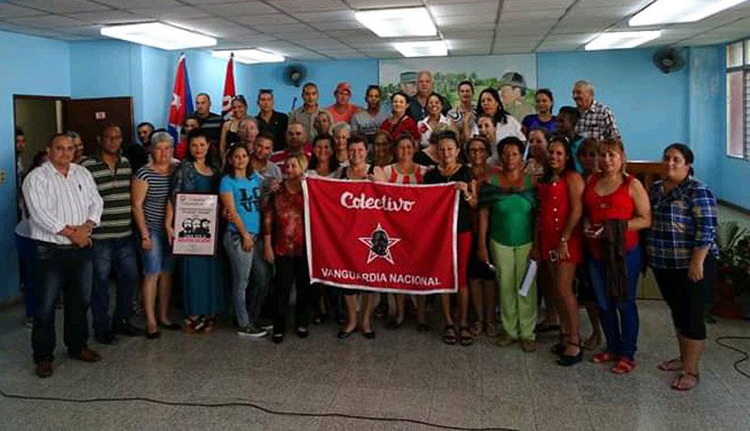 El colectivo de la Oficina Territorial de Normalización (OTN), con alcance a las provincias de Holguín, Granma y Las Tunas, recibió la bandera que los acredita como Vanguardia Nacional. otn holg 1