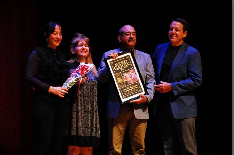 Recibe Roger Rodriguez, director del Teatro el Premio Suceso Cultural Holguin 2019. sucesoculturalH1