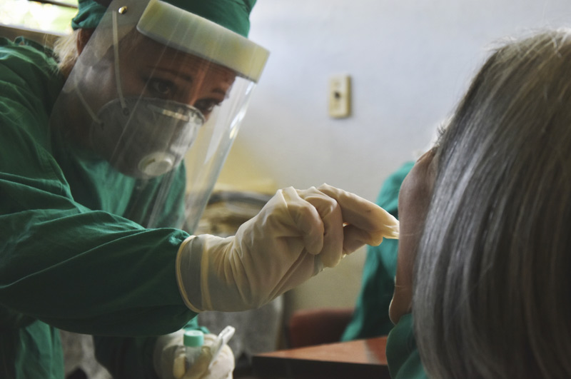 Se realiza en varias comunidades de Holguín el pesquisaje por PCR en tiempo real, prueba diagnóstica que detecta anticuerpos a la COVID-19. Fotos: Ernesto Herrera Covid 19 prueba sarcov 2 01