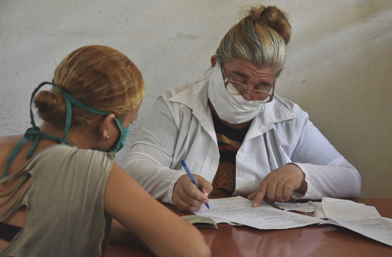 Como parte del pesquisaje se realiza entrevista epidemiológica y se obtienen otros datos necesarios para el estudio Covid 19 prueba sarcov 2 03