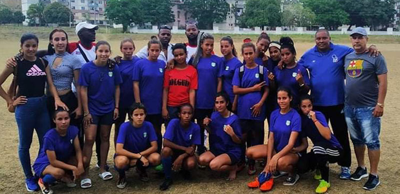 El equipo femenino de fútbol de Holguín pudiera mejorar su actuación histórica, si dieran por finalizado el campeonato nacional de la categoría escolar. Foto: Cortesía de Arley González Futbol femenino holguin
