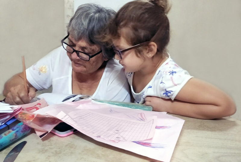 En tiempos de COVID-19 la comunicación familiar debe convertirse en una vía efectiva para el equilibrio emocional de nuestros adultos mayores. Foto: Yanisleidys Martínez abuala casa covid