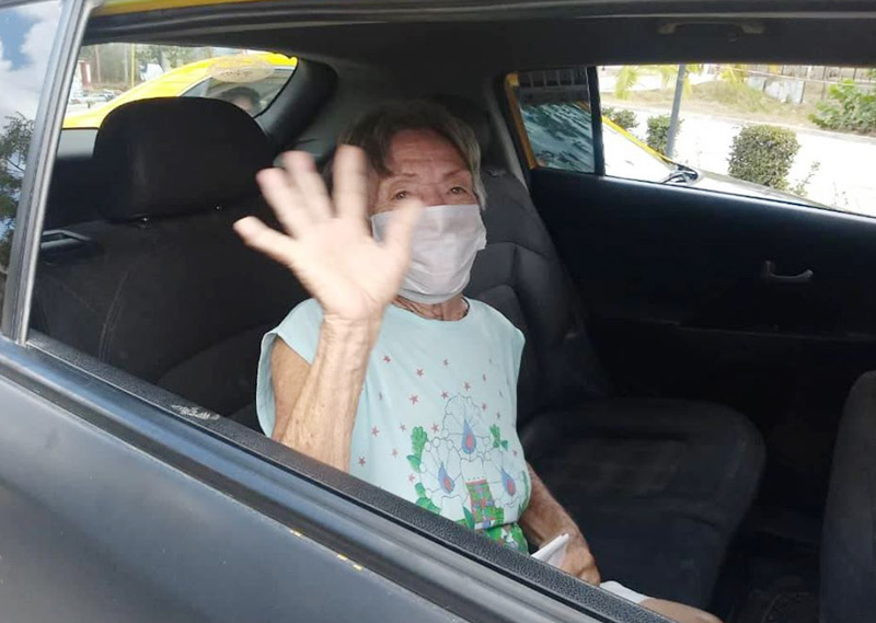 Hasta sus respectivas viviendas son trasladadas las altas clínicas del hospital Fermín Valdés Domínguez. Fotos: Raúl Rodríguez Peña altasmedicah2