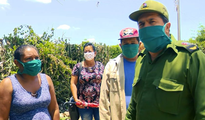 Ernesto Santiesteban Velázquez, Presidente del Consejo de Defensa Provincial y Julio César Estupiñán Rodríguez, vicepresidente constataron los avances en la recuperación de las zonas impactadas por tormentas locales severas. recuperacion hhg 3
