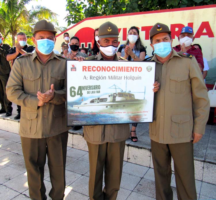 La Región Militar de Holguín recibe el reconocimiento de las máximas autoridades de políticas y gubernamentales del territorio FAR ascensos 3 ATH