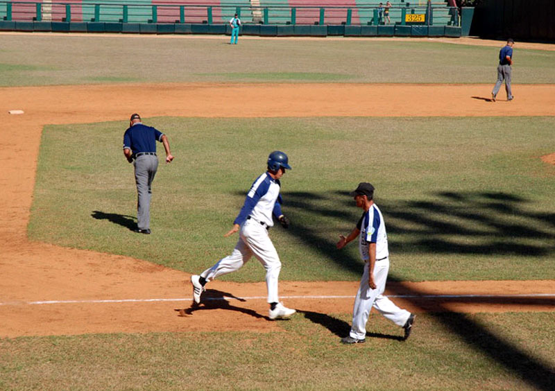 Carlos Rodríguez fue, para muchos, el mejor coach de tercera base de los Cachorros, en las Series Nacionales. carlos3