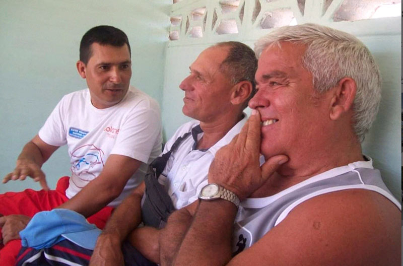 Carlos, junto a los entrenadores Héctor Hernández y Noelvis González, quienes también dirigieron al equipo de béisbol holguinero. Fotos: Elder Leyva carlos6