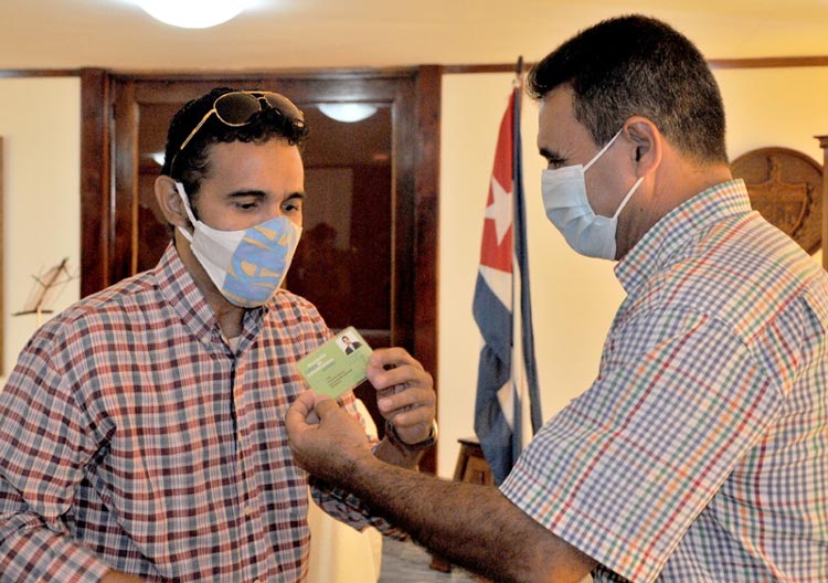 El acto incluyó la ceremonia de entrega de carnés de asociados. comunicadores hg 2