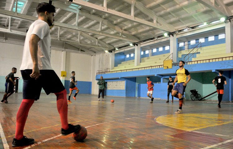 La selección holguinera de fútbol sala inició su preparación para su Campeonato Nacional y para ello participará en la Copa Granma.Foto: Elder Leyva futsal hg 1