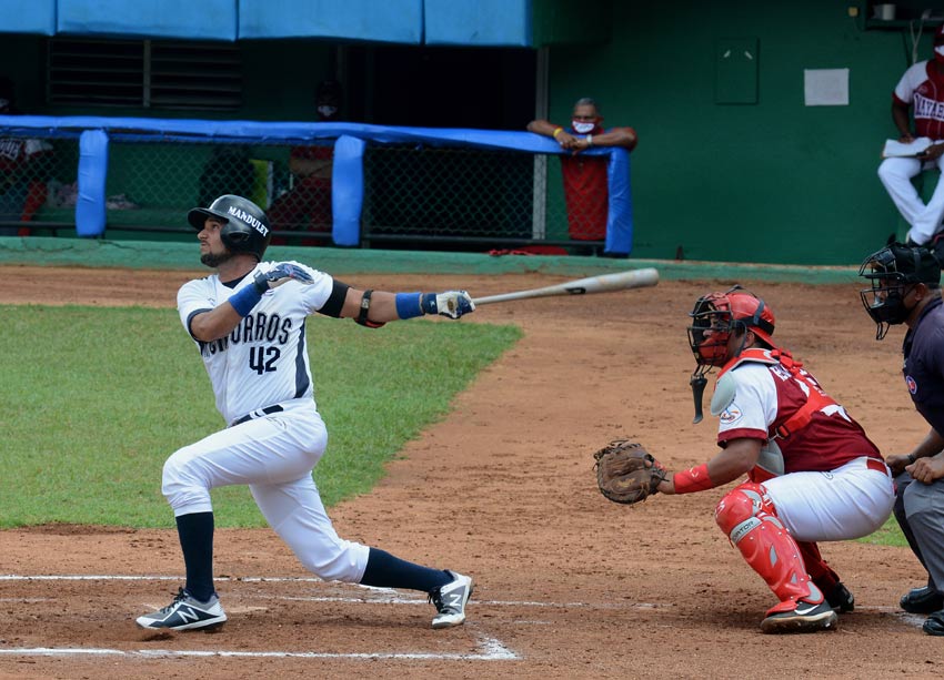 : Yordan Manduley sobresalió en el segundo partido de hoy con tres imparables en cuatro turnos. Fotos: Carlos Rafael hg mayabeque 1