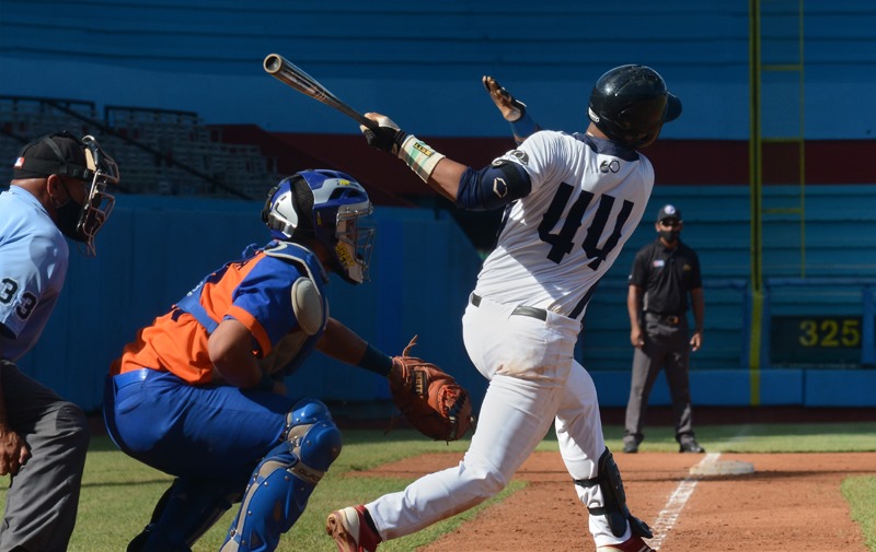 Ihuner Anache cometió un costoso error este miércoles ante Los Gallos. Foto: Carlos Rafael pelota Ihuner Anache