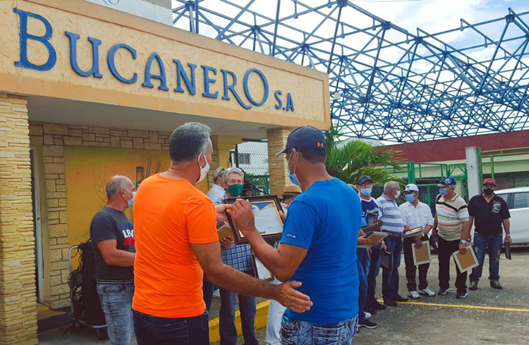 Trabajadores de la fábrica Cervecería Bucanero S.A. reciben el reconocimiento al esfuerzo y la dedicación. Foto: Félix Javier Batista Del Valle. bucanero 1 2