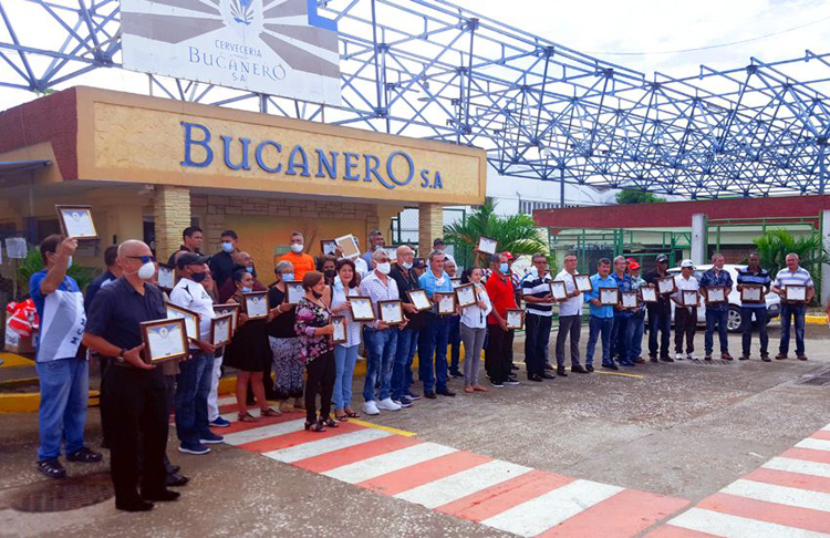 Fundadores reconocidos en ocasión del aniversario 30 de la fábrica Cervecería Bucanero S.A. Foto: Félix Javier Batista Del Valle. bucanero 2 4