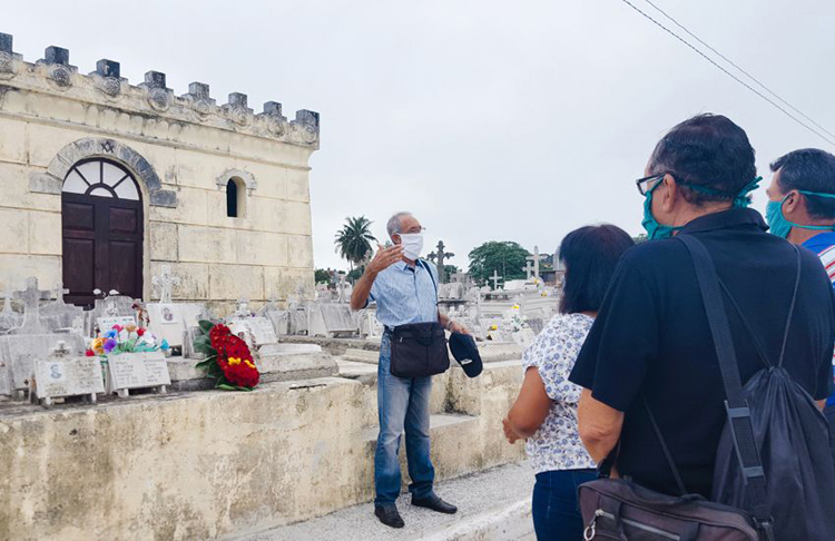 Historiadores holguineros rinden homenaje a José Agustín García Castañeda, cuyos restos yacen en el Panteón de los Masones. Fotos: De la autora FOTOHH 3