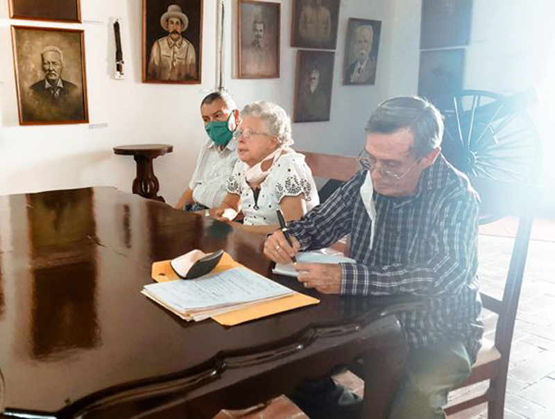 De izquierda a derecha, José Abreu Cardet, Ángela Peña e Hiram Pérez. FOTO 2