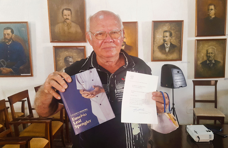 Edilberto Rodríguez González muestra el libro y la carta obsequiados por Eusebio Leal. FOTO 3