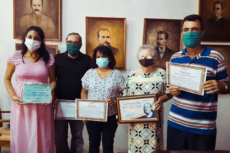 De izquierda a derecha, Yurisay, Julio César, María Victoria, Ángela Peña Obregón y Raúl. FOTO HH1