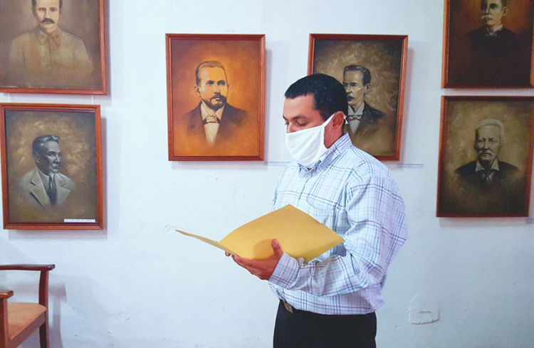Víctor Aguilera, profesor de la Universidad de Holguín, pronuncia las palabras centrales del acto por el Día del Historiador Holguinero. FOTO HH2