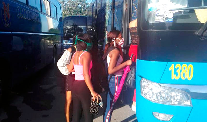 Estudiantes de provincias vecinas retornan a sus hogares como parte de las medidas adoptadas por la Universidad de Holguín. Foto: Perfil de Facebook UHo UhO transportacion estudiantes
