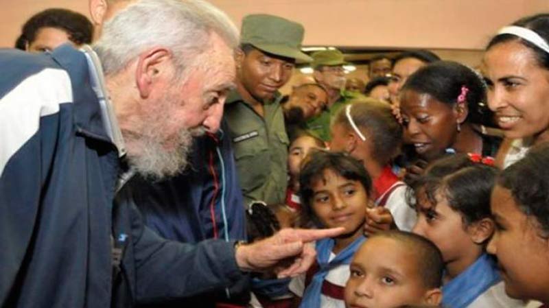 Fidel Castro niños 2