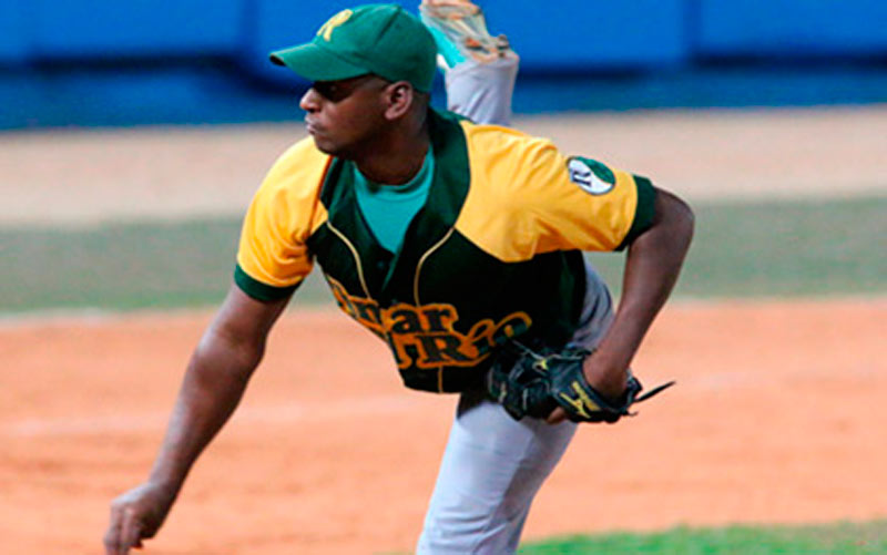Yaifredo Domínguez se llevó el éxito ante los Cachorros. Foto: Vanguardia Yaifredo Domìnguez