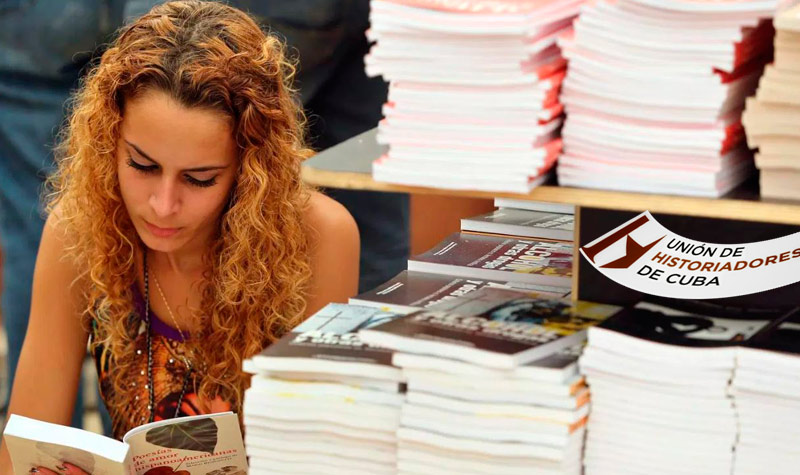 joven leyendo libro