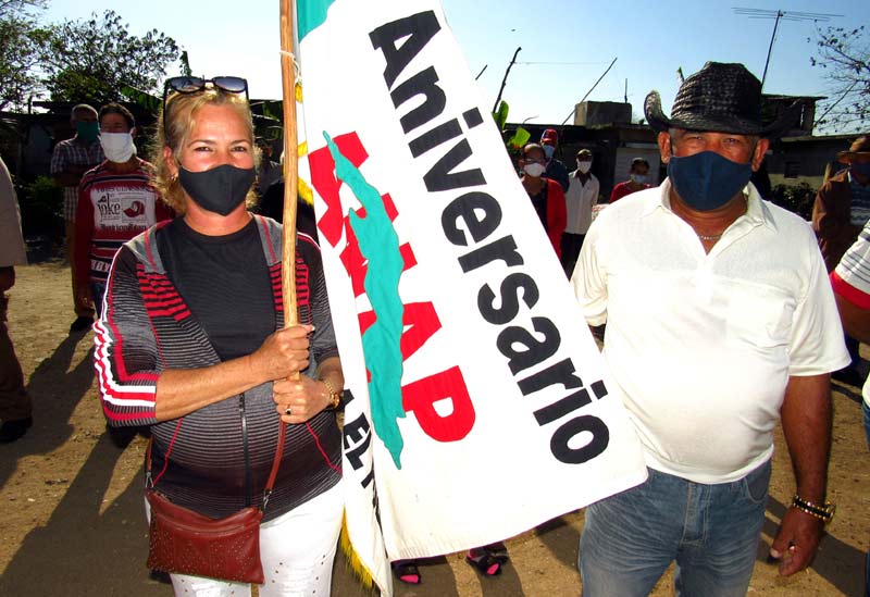 Anapistas holguineros, orgullosos de recibir el estandarte. Fotos: Alexis del Toro ATH bandera anap U Noris 2