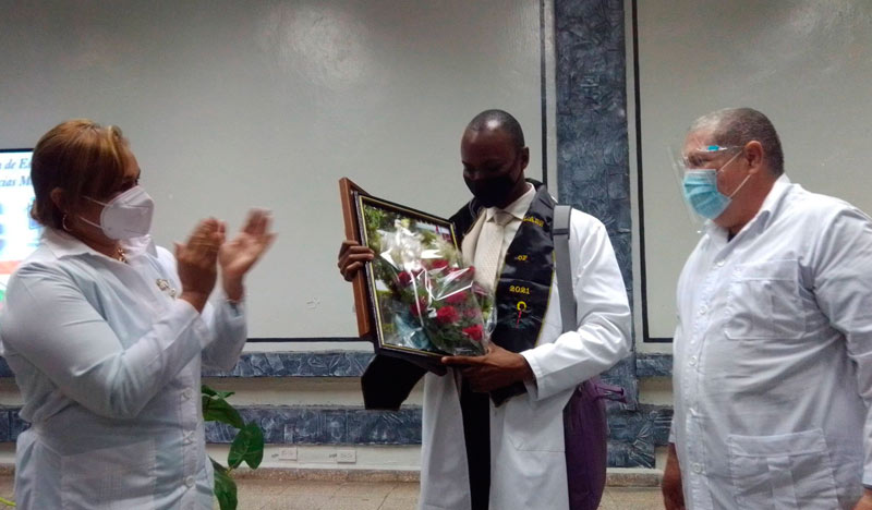 médicos graduación extranjeros 4