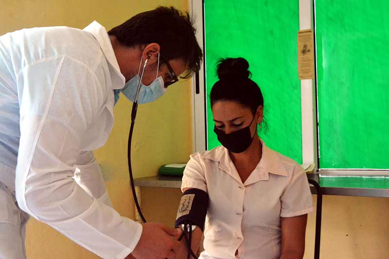 Medico Chequea Trabajadores fotorrep