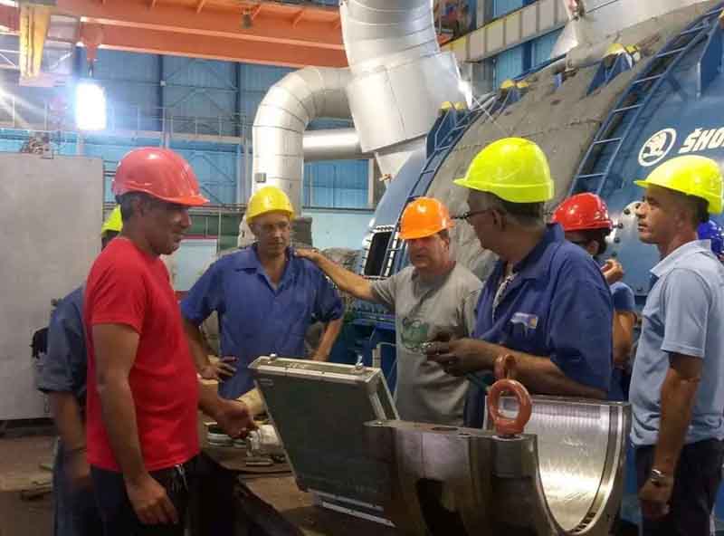 Autoridades de la provincia chequean labores de recuperación en la Termoeléctrica de Felton. Foto: UNE. situacion2