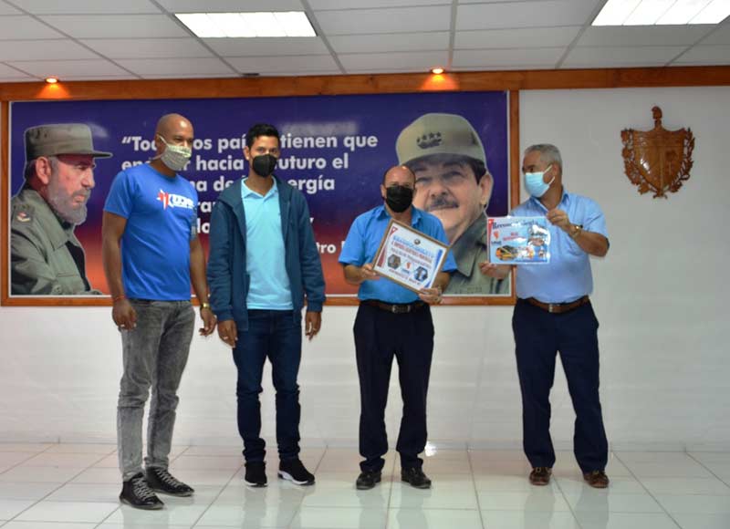 trabajadores eléctricos aniv 8