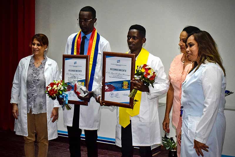médicos extranjeros graduación HCS 1
