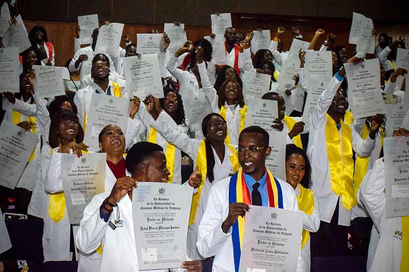médicos extranjeros graduación HCS 3