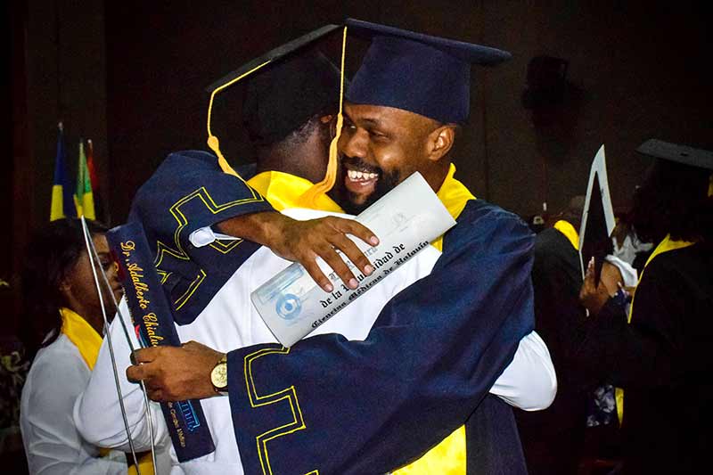médicos extranjeros graduación HCS 5