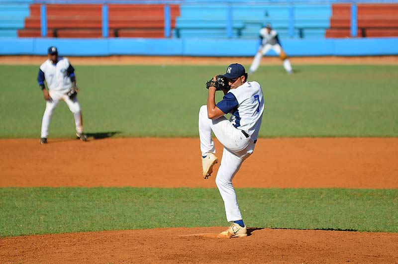 pitcher holguín