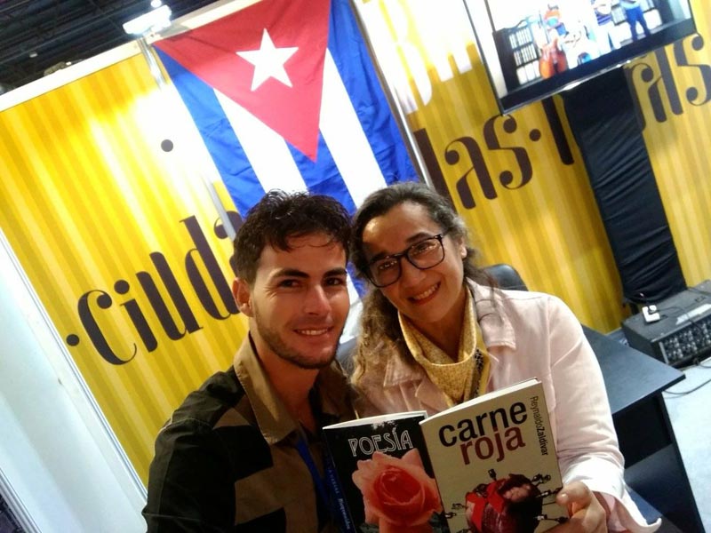 04 REYNALDO EN LA PRESENTACIÓN DE SU LIBRO CARNE ROJA EN LA FERIA DEL LIBRO DE BUENOS AIRES
